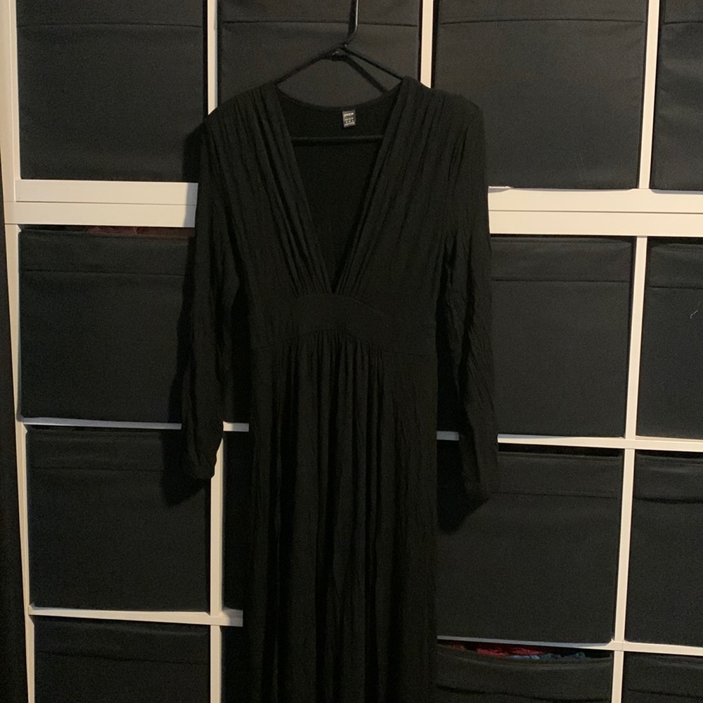 Long sleeve black dress w leg split